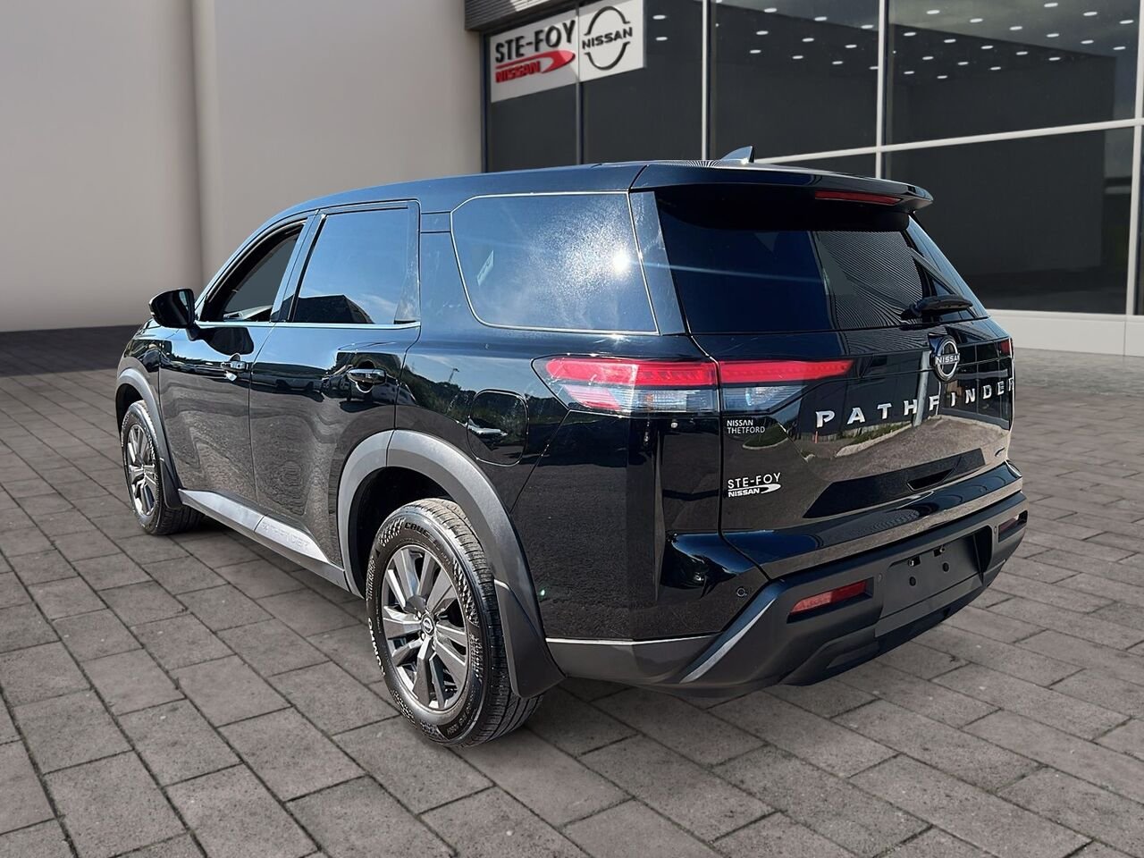 2022 Nissan Pathfinder S Black Québec - photo #3