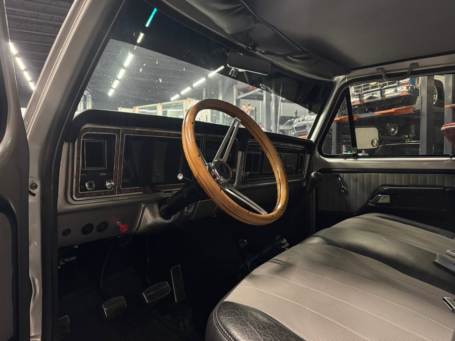 1977 Ford F-250 1977 Silver