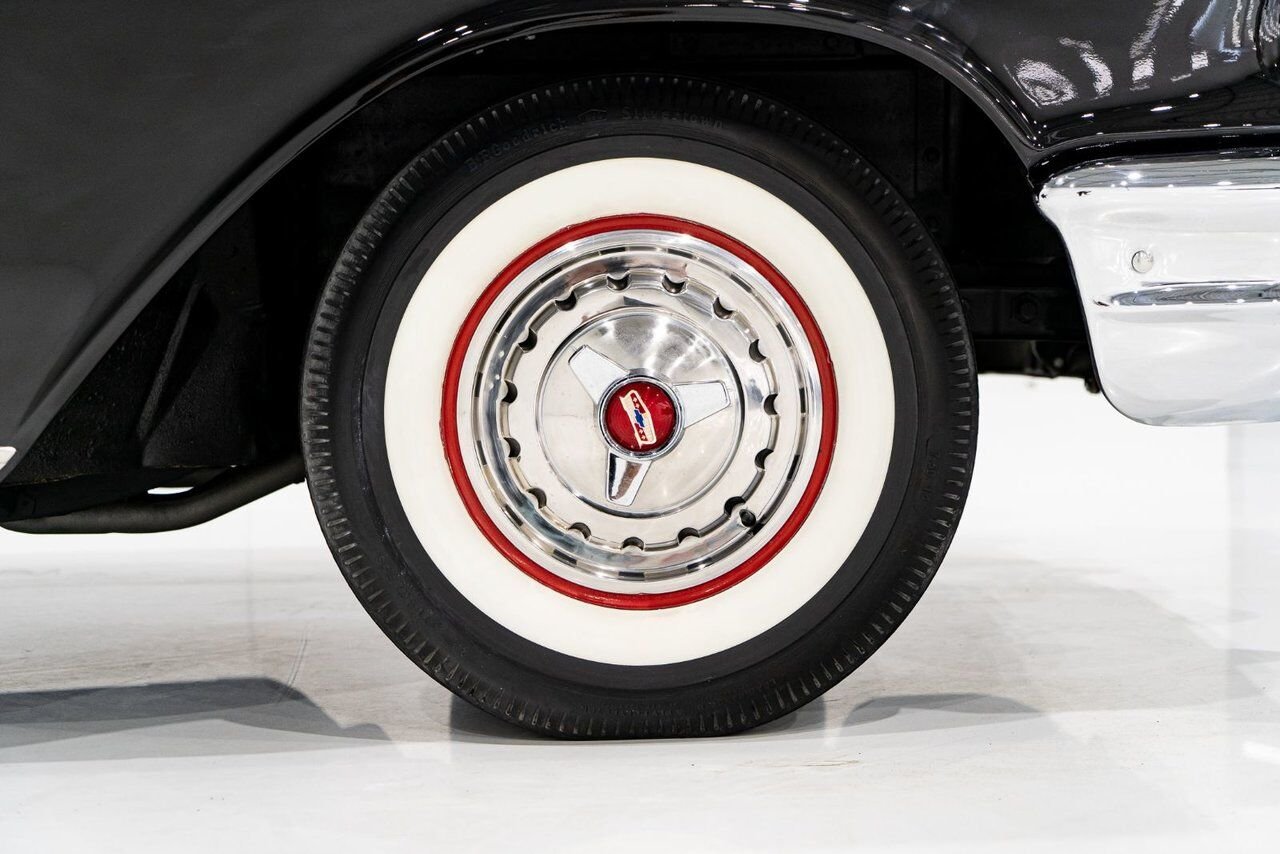 Chevrolet Bel Air Beautifully presented. Restored in desirable color combo | PRIX EN USD 1957 Noir Montréal - photo #53