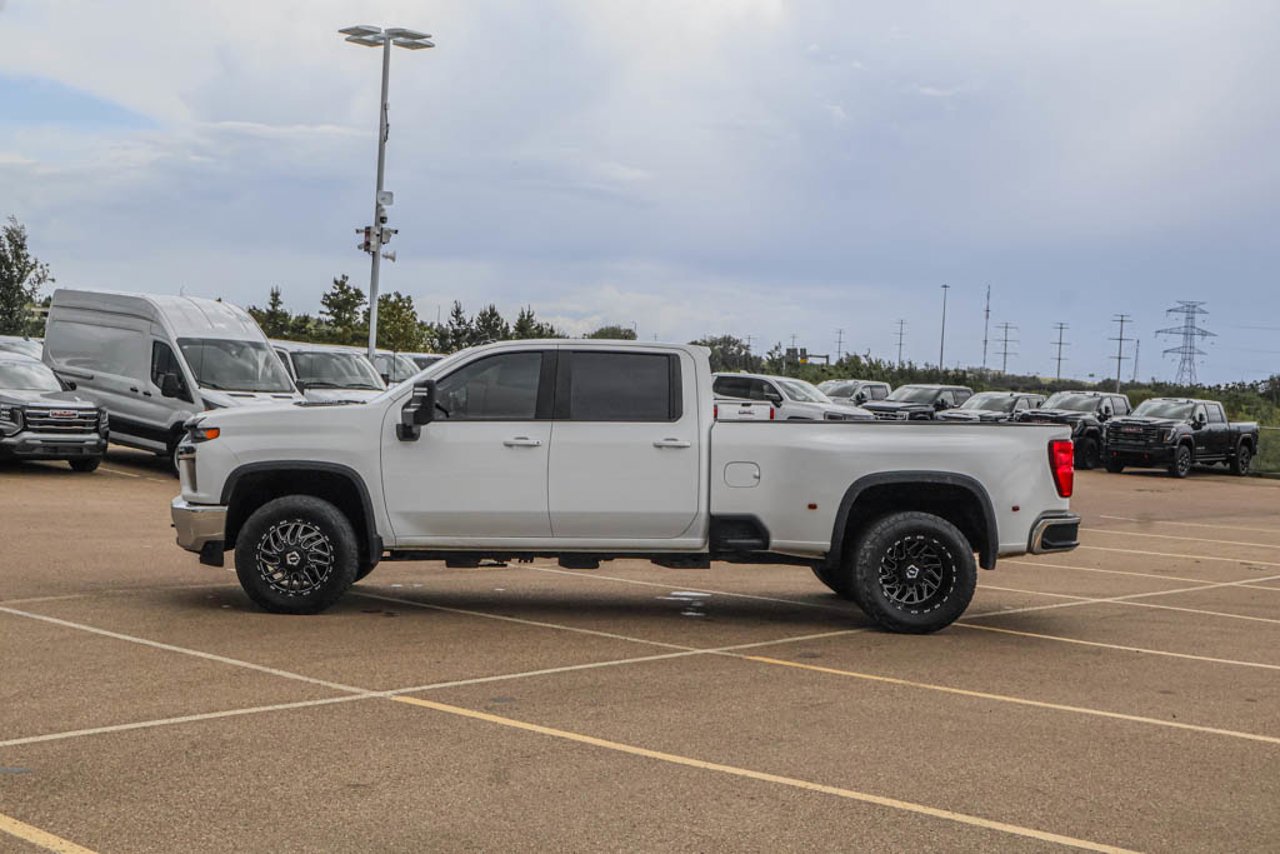 2020 Chevrolet Silverado 3500HD 4WD Crew Cab 172 LT White Sherwood Park - photo #4