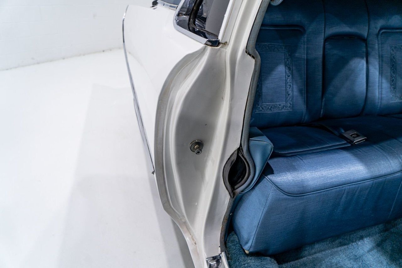 Cadillac Fleetwood **PRICE IN USD** Factory Limo dual AC with only 18,892 miles 1966 Blanc Montréal - photo #57