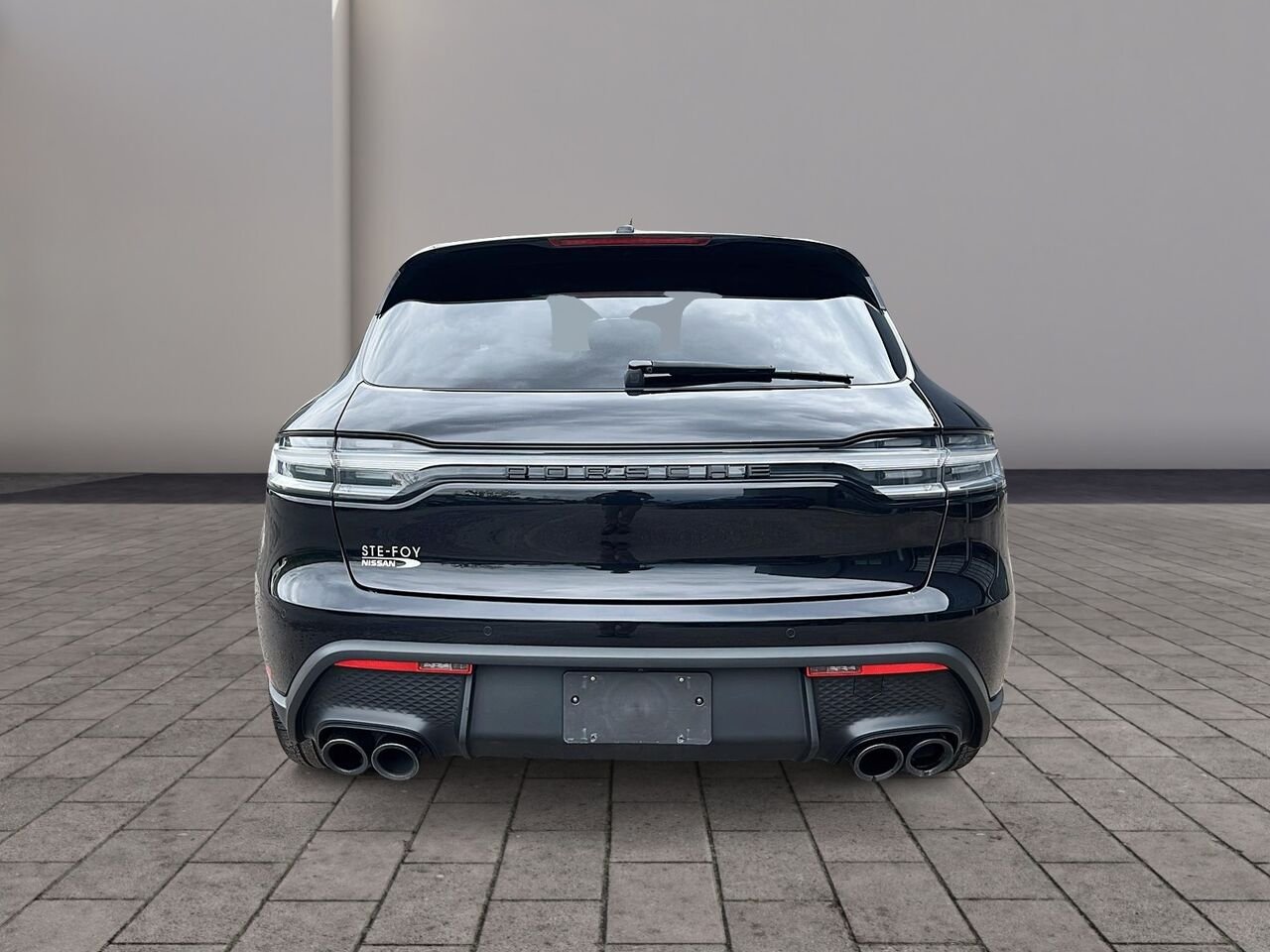 2023 Porsche MACAN Black Québec - photo #2