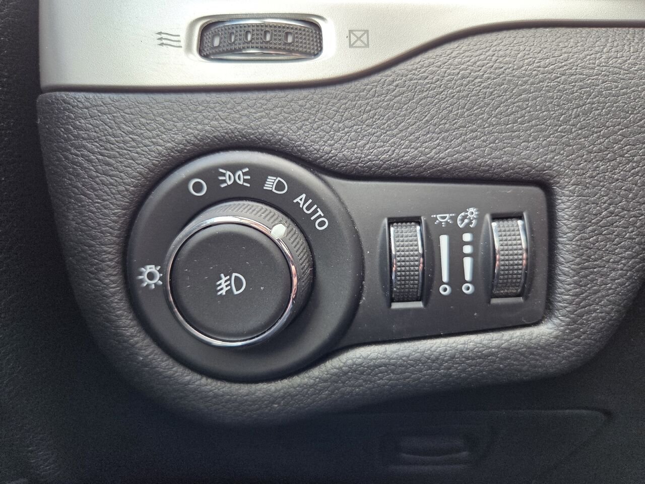 2018 JEEP CHEROKEE Silver Amos - photo #15