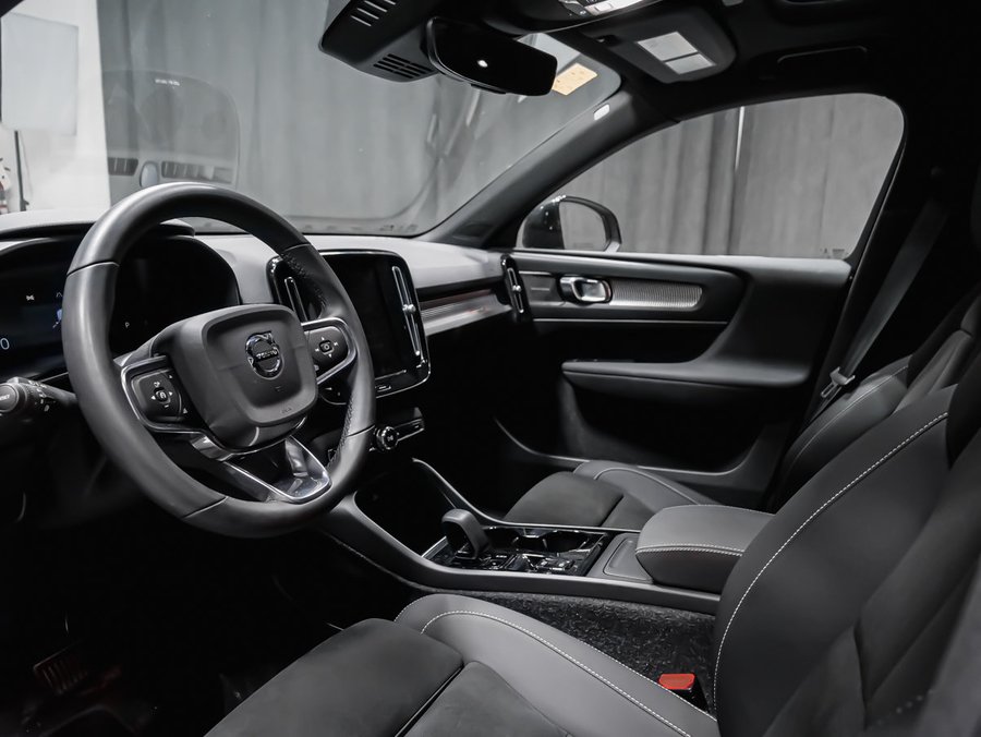 2023 Volvo XC40 B5 PLUS DARK HARMAN KARDON Black