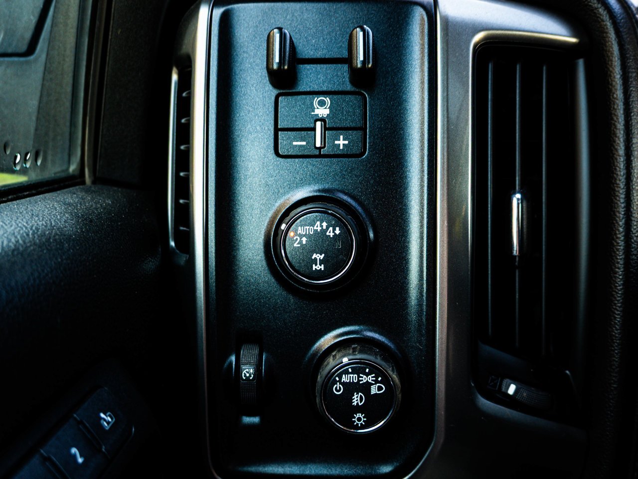 2018 Chevrolet Silverado 1500 4WD Crew Cab 143.5 LTZ w/2LZ Black Sherwood Park - photo #17