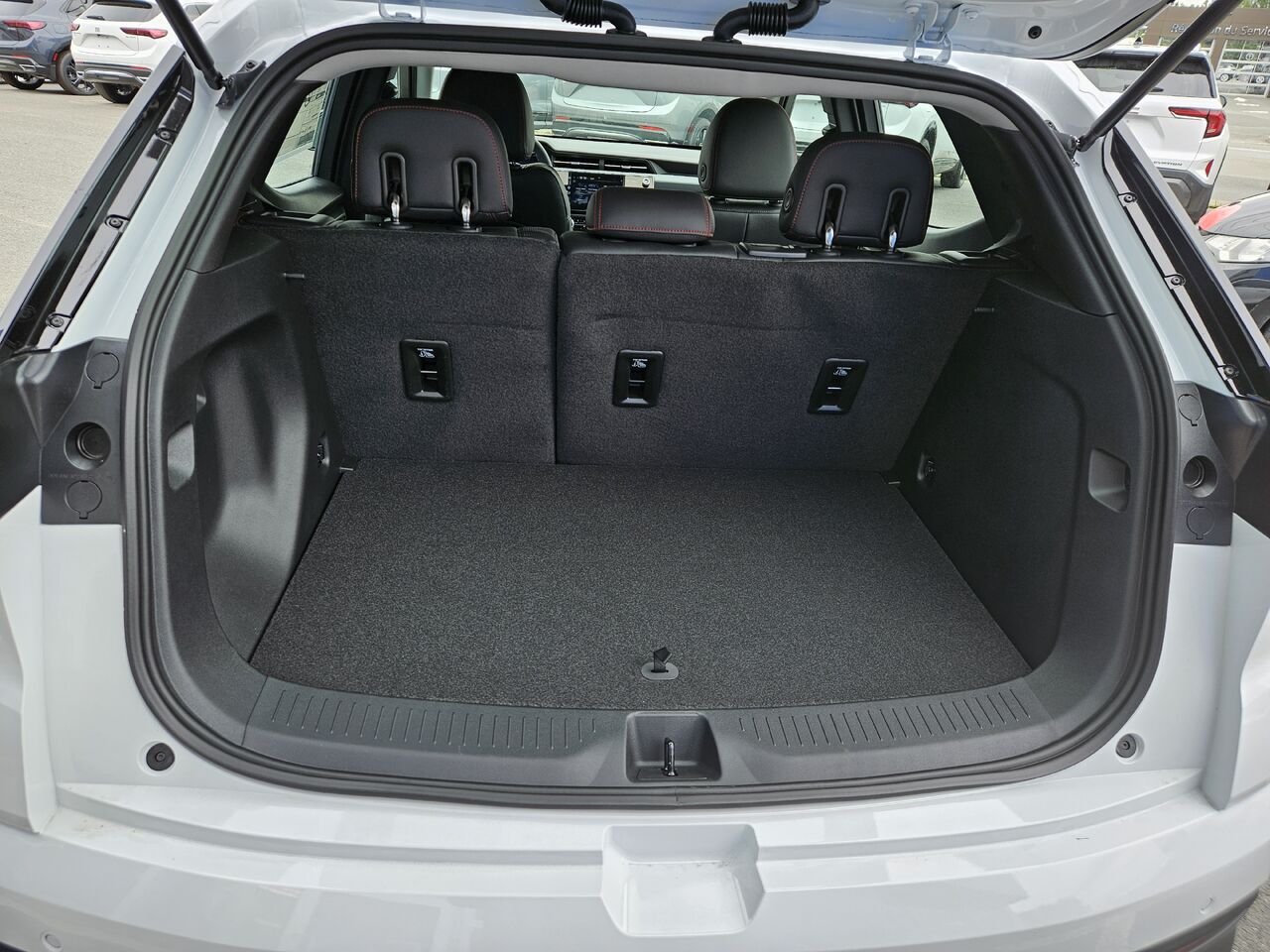 2027 Chevrolet Bolt RS 4 portes TA Summit White Thetford Mines - photo #15