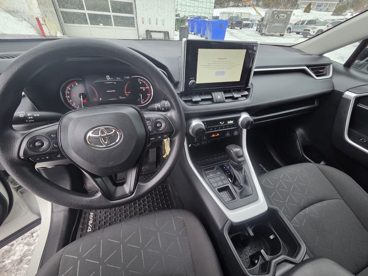 Toyota RAV4 LE TI 2023 blanc Lac-Etchemin - photo #10