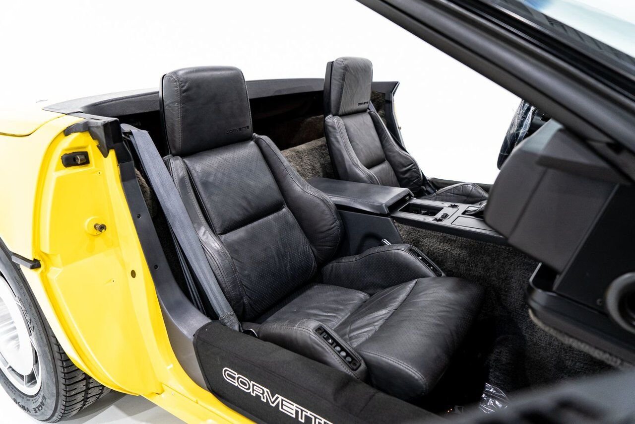 1986 Chevrolet Corvette Pace Car livery with only 17,380km (10,800miles) Yellow Montreal - photo #119