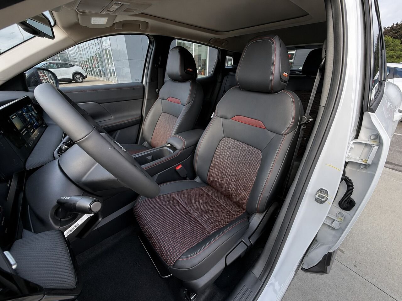 NISSAN Kicks KICKS SR PRIVIL GE 2026 Blanc d'Aspen triple couche/Noir intense Châteauguay - photo #10