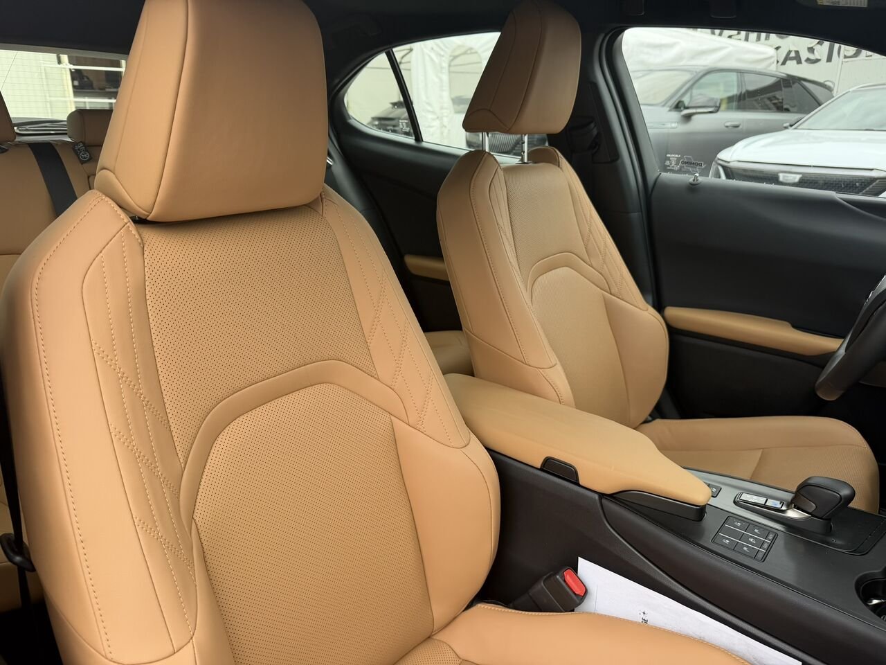 2025 Lexus UX UX 300h CAWD Beige Laval - photo #21