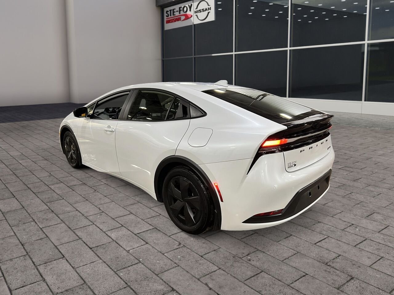 Toyota Prius PLUG-IN hybride SE 2025 Blanc Québec - photo #3