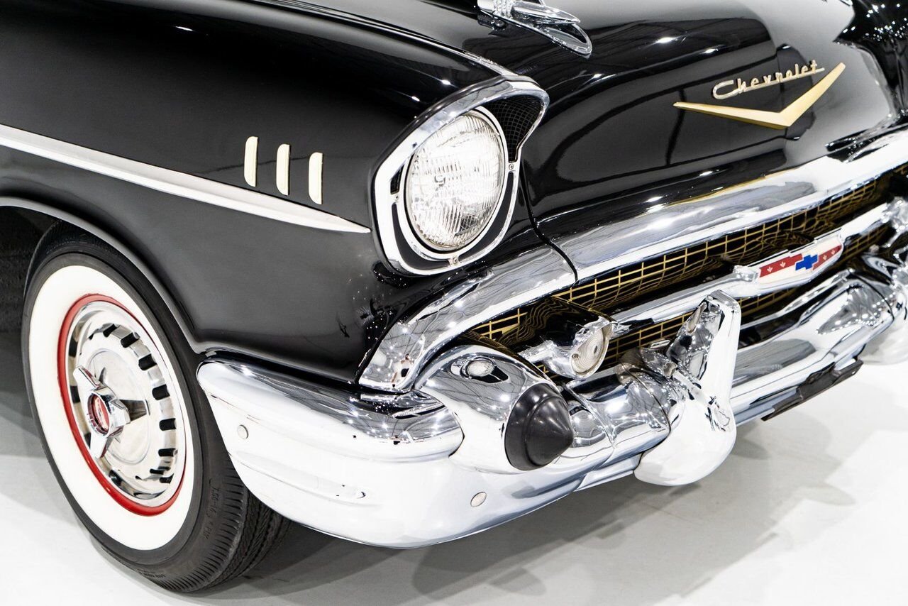 Chevrolet Bel Air Beautifully presented. Restored in desirable color combo | PRIX EN USD 1957 Noir Montréal - photo #42