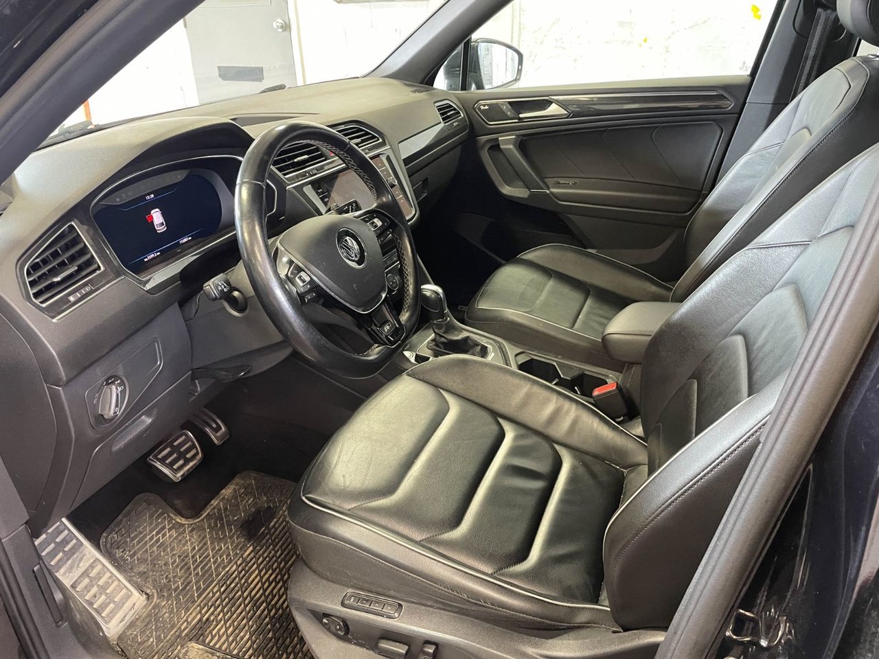 Volkswagen Tiguan HIGHLINE 4MOTION *TOIT* NAV CUIR SIÈGES CHAUFF 2018 Noir Saint-Jérôme - photo #4