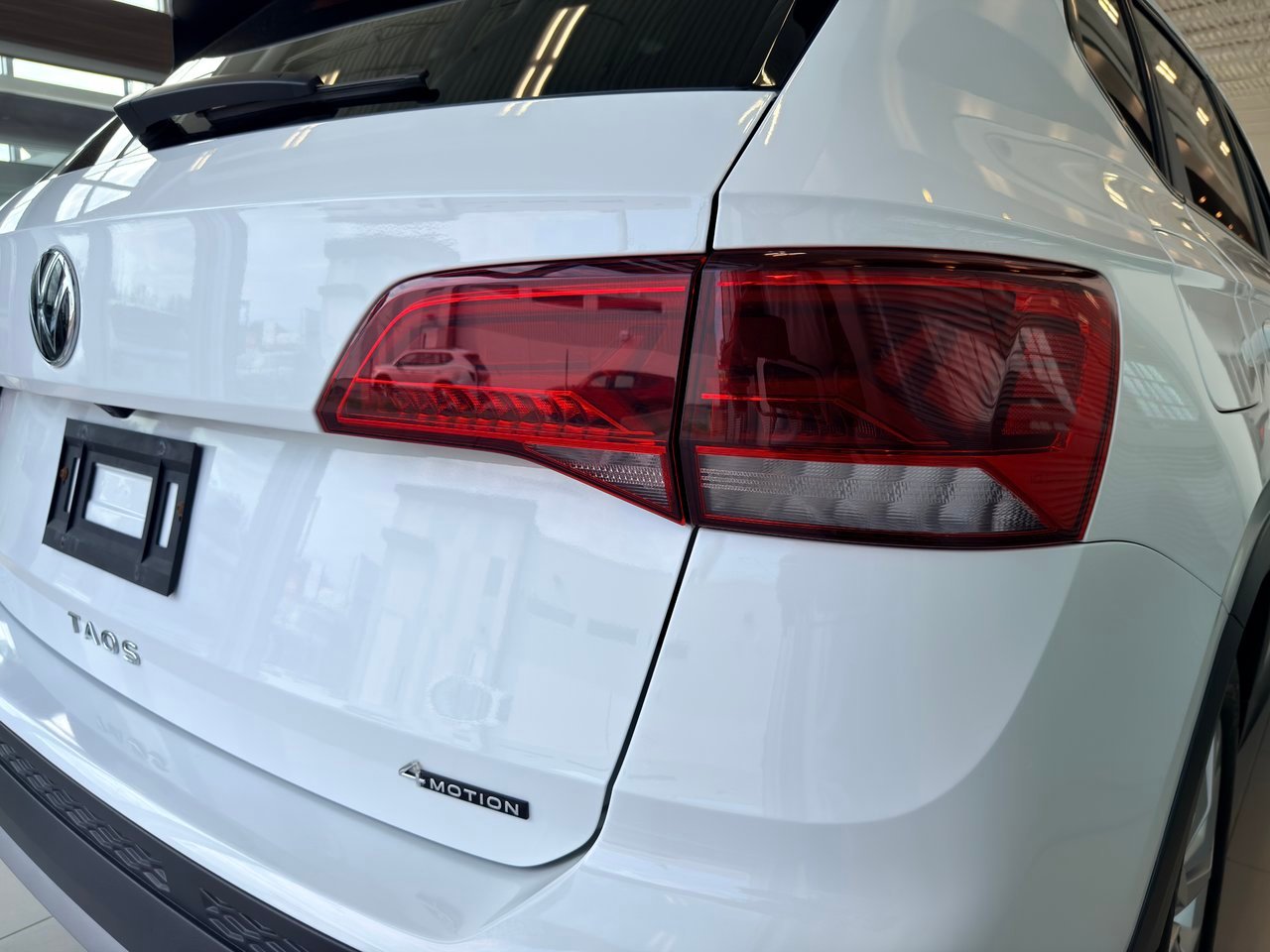 2022 Volkswagen Taos White Notre-Dame-des-Prairies - photo #11