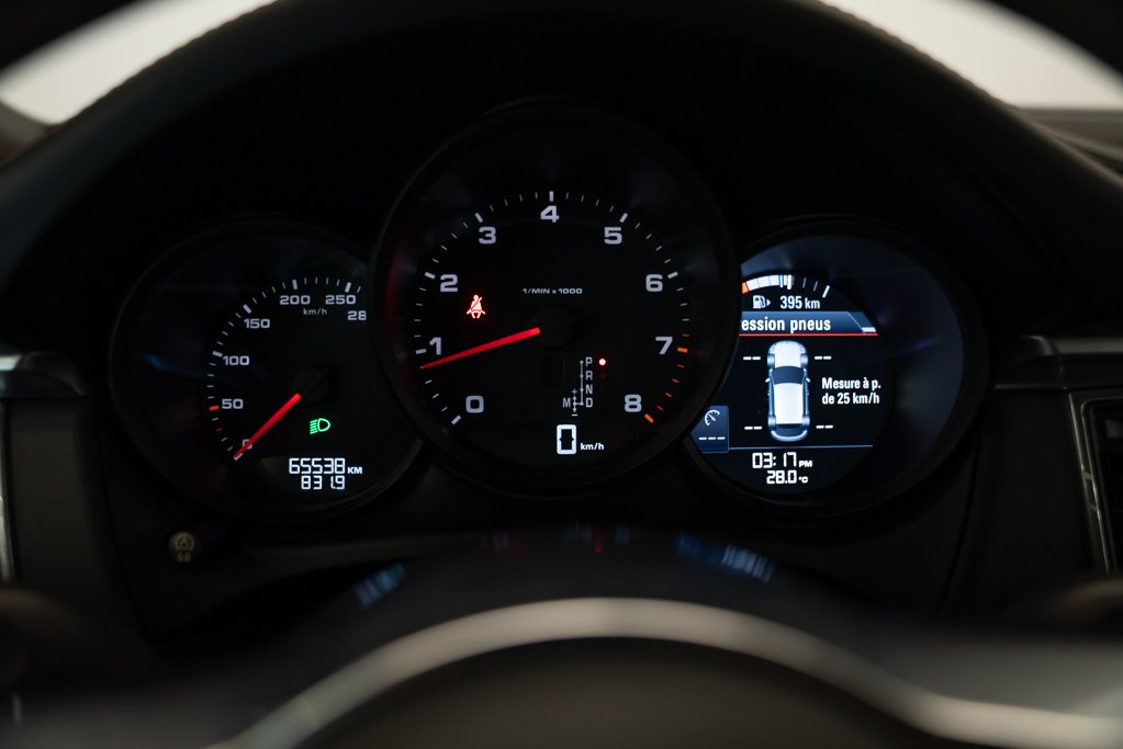 2018 Porsche Macan Sport \\ LOW KM Black Kirkland - photo #8