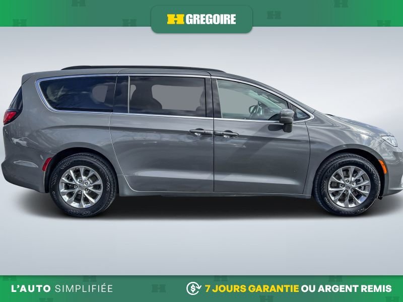 2022 Chrysler Pacifica Grey Laval - photo #10