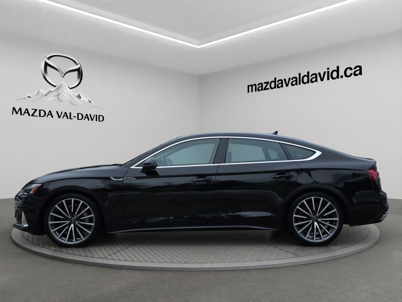 Audi A5 Sportback A5 45 2.0T Sportback Komfort Quattro, Jamais accidenté, Sièges à fonction mémoire, Volant 2023 Noir Val-David - photo #1