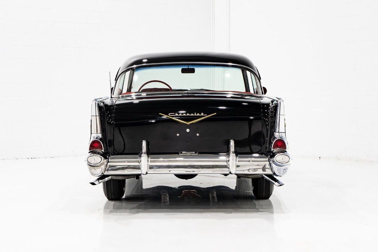 Chevrolet Bel Air Beautifully presented. Restored in desirable color combo | PRIX EN USD 1957 Noir Montréal - photo #30
