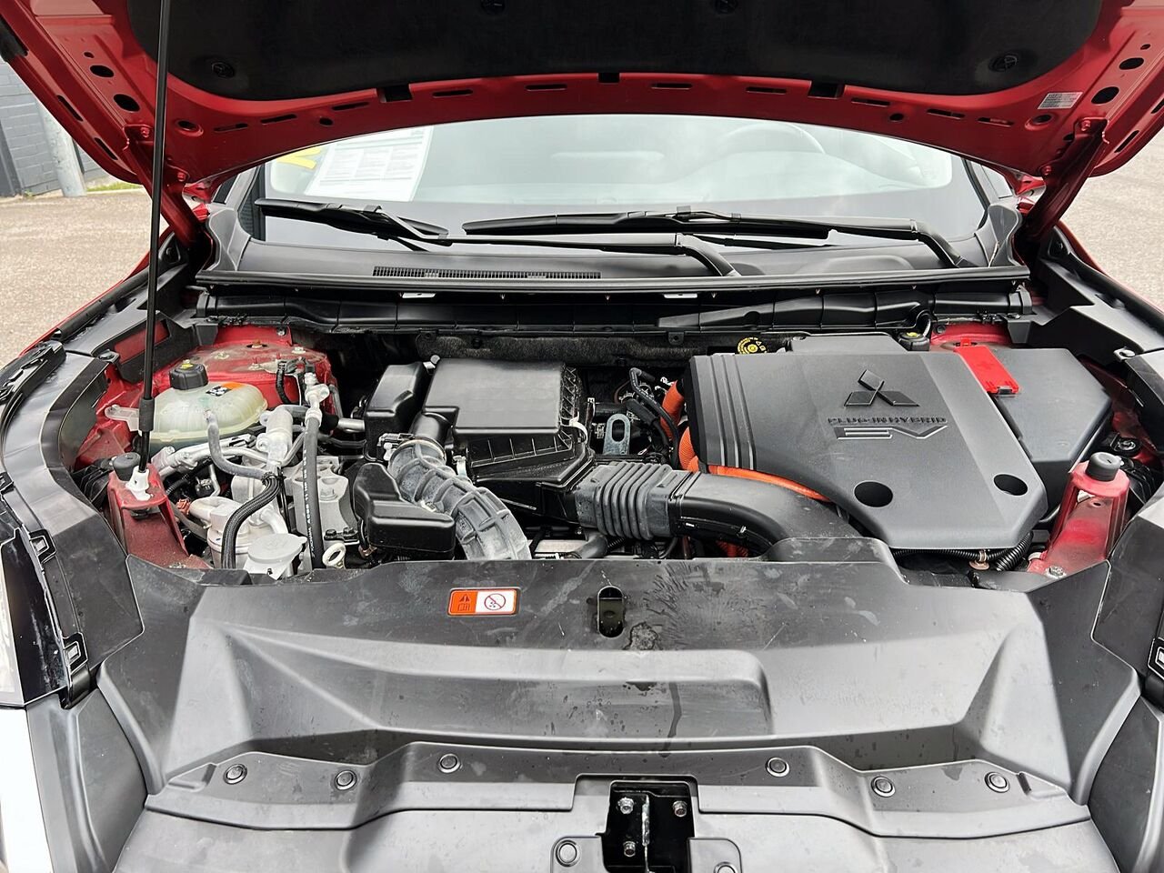 2024 Mitsubishi Outlander Plug-In Hybrid Red Québec - photo #7