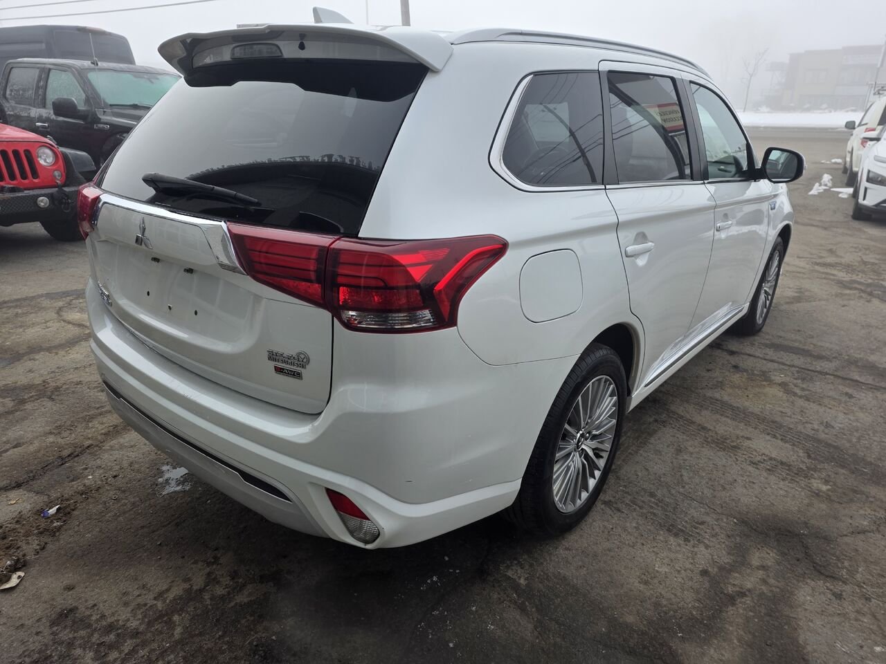 2020 Mitsubishi Outlander Plug-In Hybrid White  - photo #5