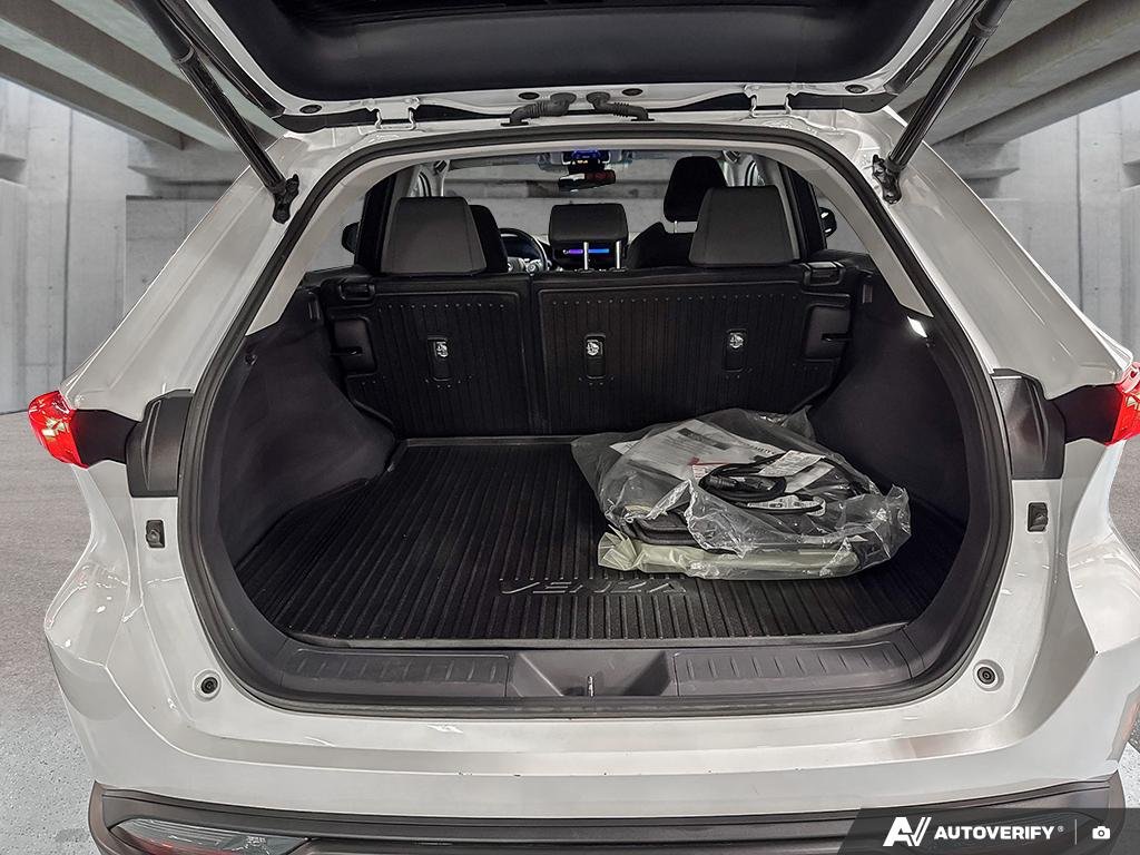 2023 Toyota Venza 2602013A | LE White Edmonton - photo #11