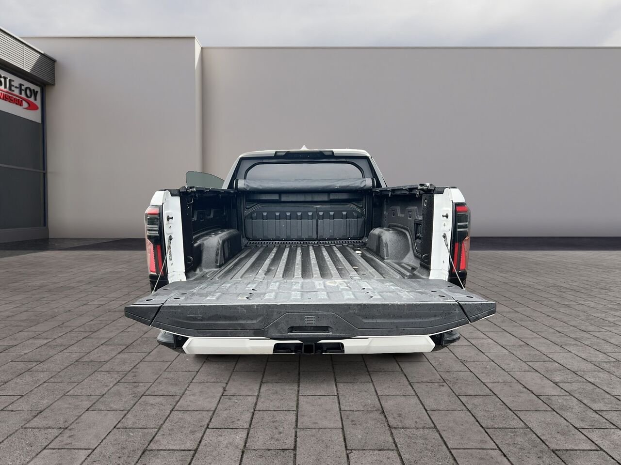 2025 GMC Sierra EV DENALI White Québec - photo #16