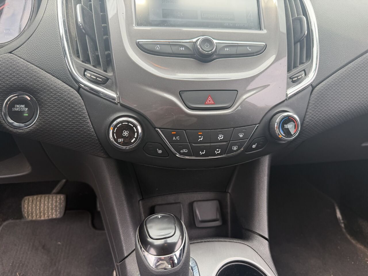 CHEVROLET CRUZE LT LT 1.4L à hayon 4 portes avec 1SD 2017 Noir Gatineau - photo #5