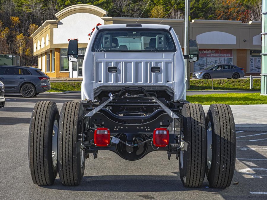 Ford F-650 Super Duty à cadre droit à essence 2026 2026 Blanc Oxford