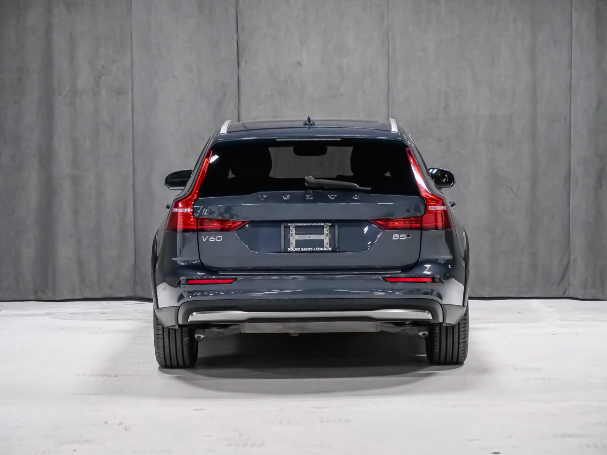 2023 Volvo V60 Cross Country B5 CORE CLIMATE Blue Montreal - photo #4