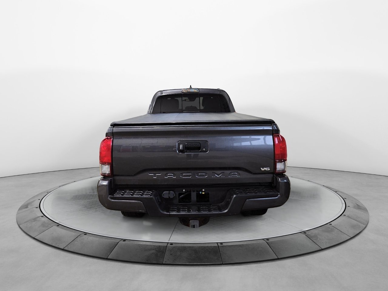 Toyota Tacoma NIV 5TFDZ5BN3JX032785 2018 Gris béton métallisé Baie-Comeau - photo #2