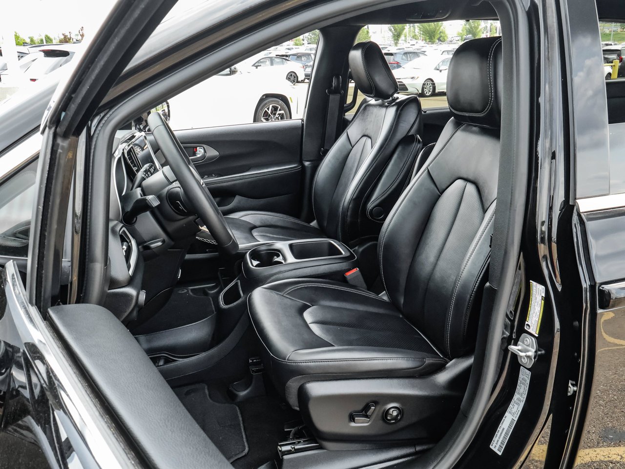 2025 Chrysler Grand Caravan SXT 2WD Black Sherwood Park - photo #13