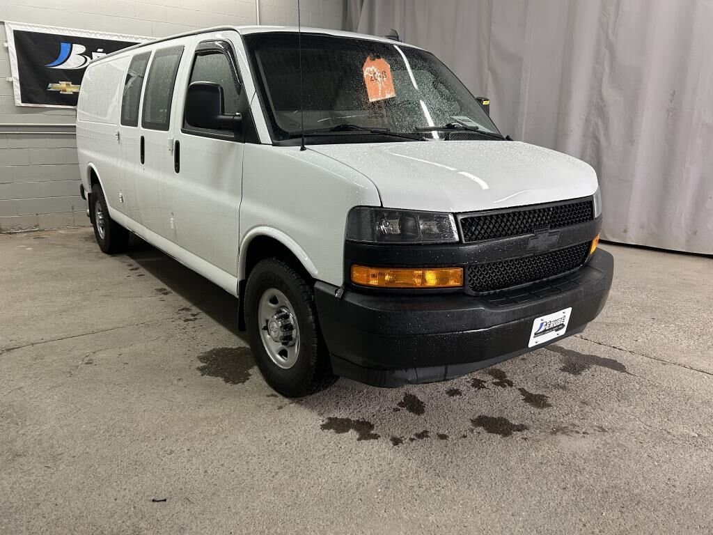 2018 CHEVROLET FOURGONNETTE UTILITAIRE LONGUE EXPRESS Traction arrière 2500 155 po White Rivière-du-Loup - photo #0