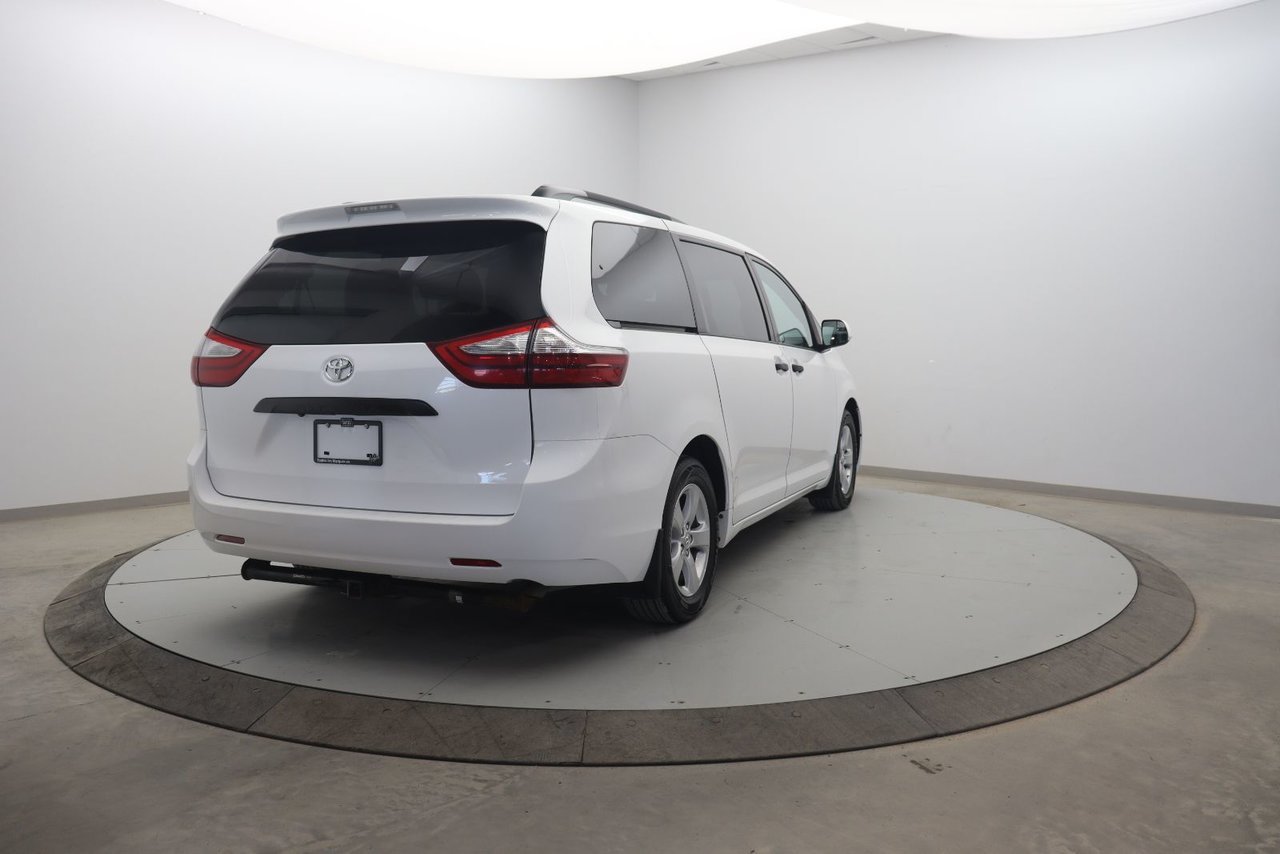 2016 Toyota Sienna VIN 5TDZK3DC0GS693246 White Chicoutimi - photo #3