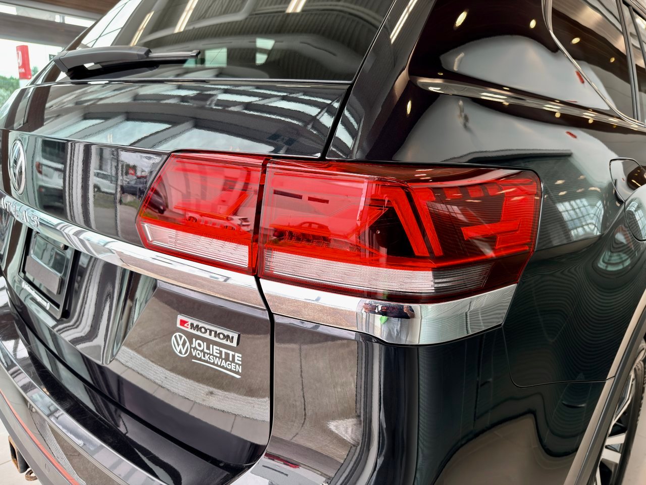 2022 Volkswagen Atlas Black Notre-Dame-des-Prairies - photo #10