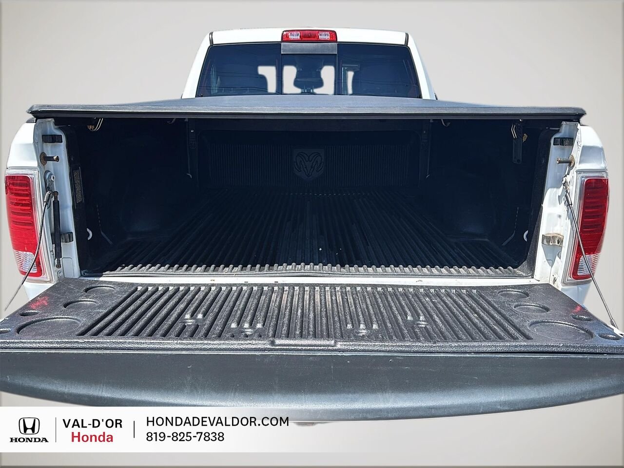 2015 Ram 1500 Cabine quad 4RM, 140,5 po Laramie White Val-d'Or - photo #11