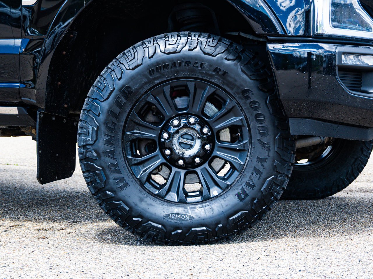 2022 Ford Super Duty F-350 SRW Platinum 4WD Crew Cab 6.75' Box Black Sherwood Park - photo #4