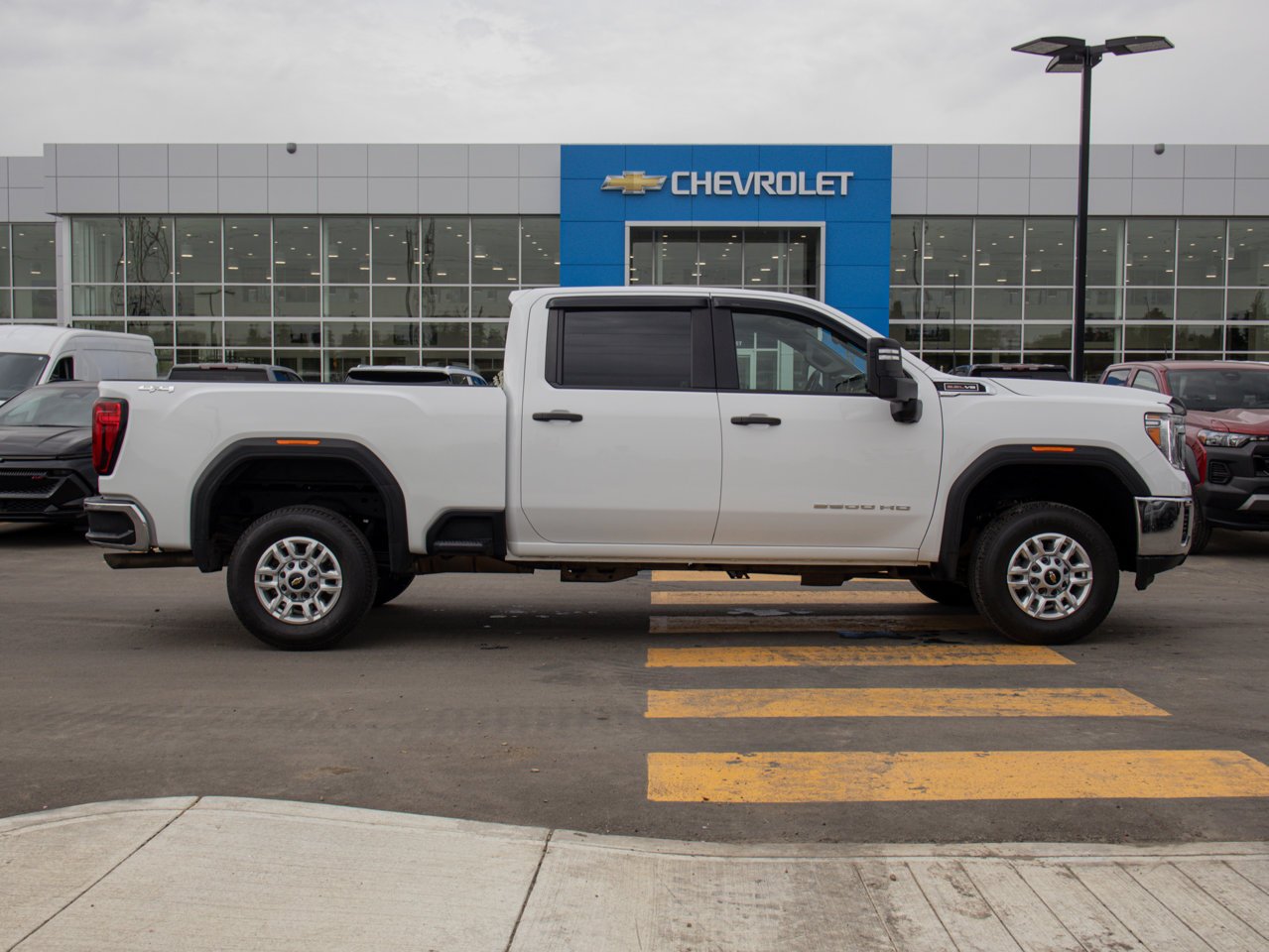 2022 GMC Sierra 2500HD 4WD Crew Cab 159 Pro White Sherwood Park - photo #11