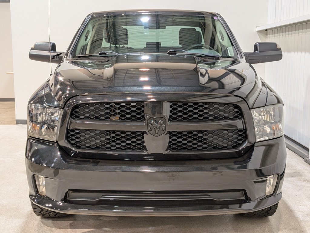 2018 Ram 1500 Express 4x4 Quad Cab 6'4" Box *Ltd Avail* Black Val-David - photo #3
