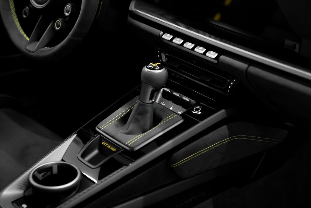 Porsche 911 GT3RS Weissach 2024 Jaune Kirkland - photo #25