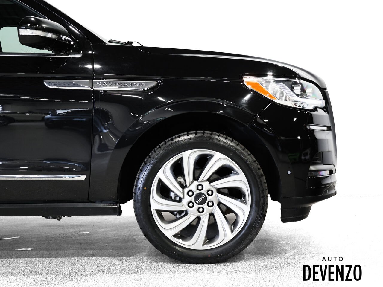 Lincoln Navigator L 2023 Noir Saint-Eustache - photo #2