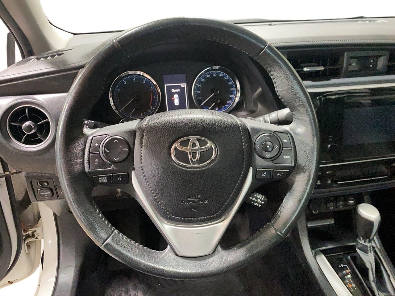2018 Toyota Corolla VIN 2T1BURHE3JC022129 White Baie-Comeau - photo #13