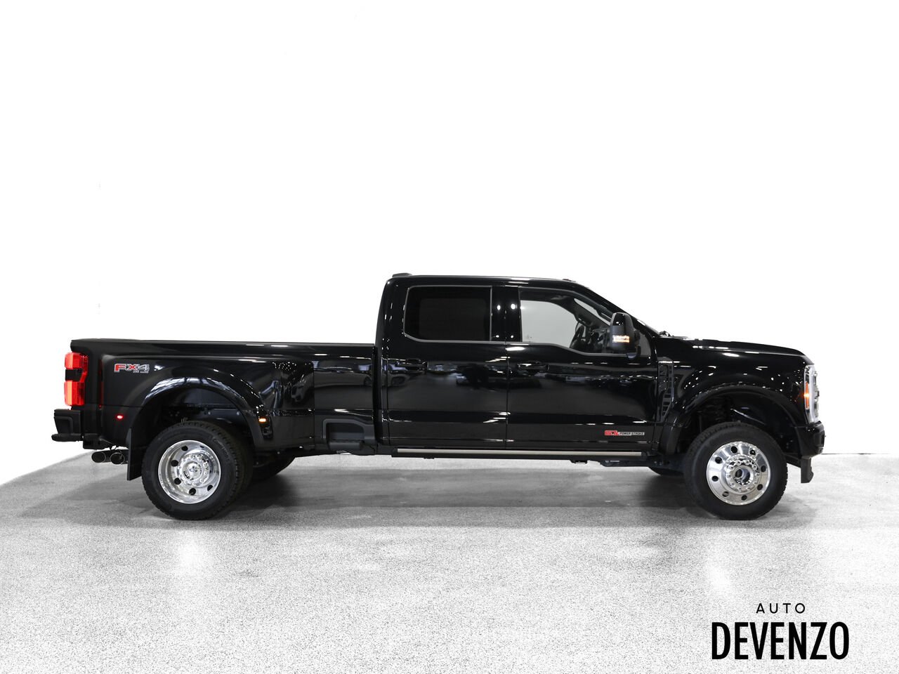 2026 Ford Super Duty F-450 DRW Black Saint-Eustache - photo #1