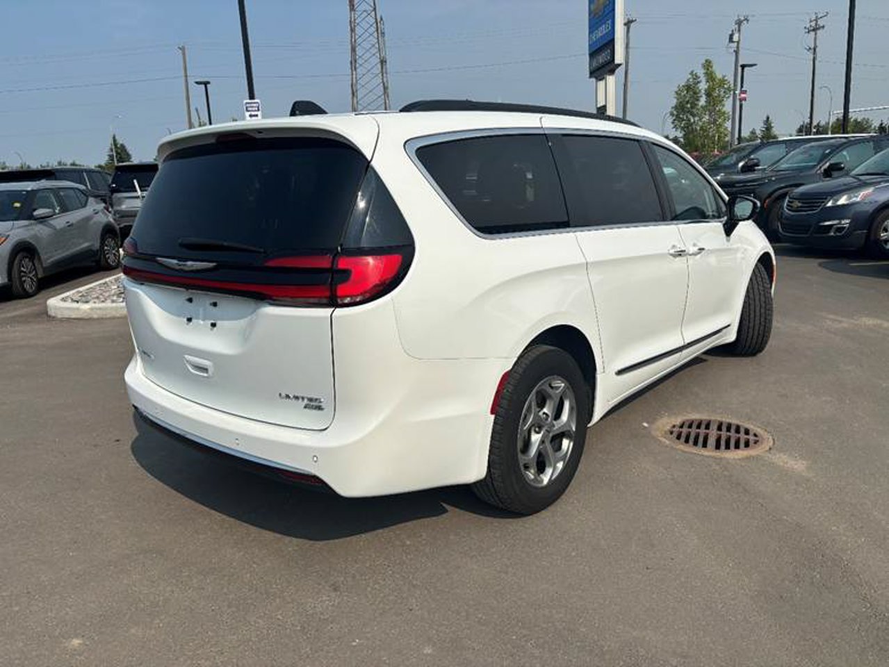 2023 Chrysler Pacifica Limited AWD White Sherwood Park - photo #4
