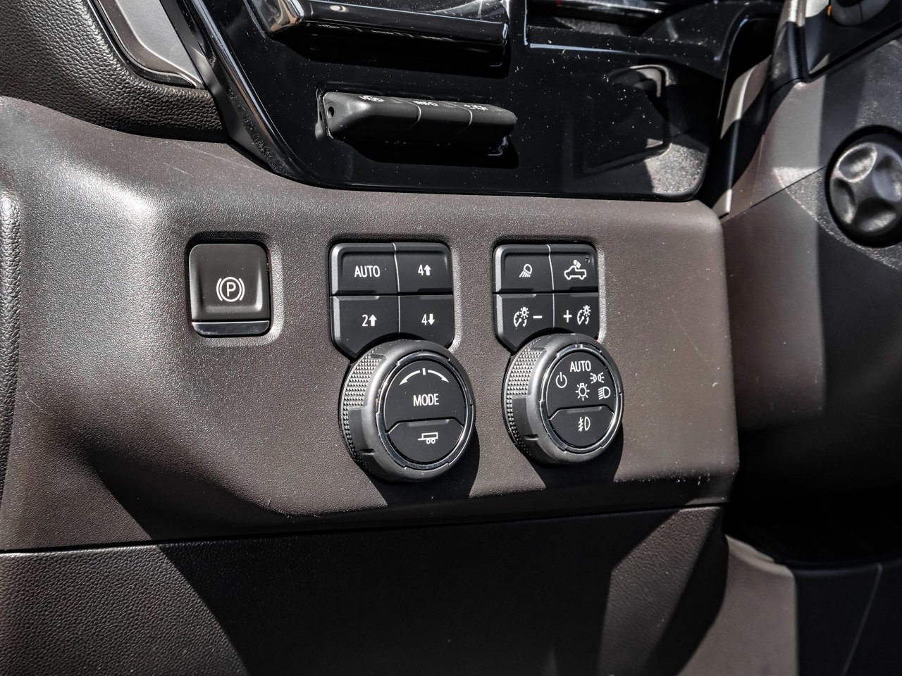 2024 Chevrolet Silverado 1500 4WD Crew Cab 147 ZR2 White Sherwood Park - photo #20