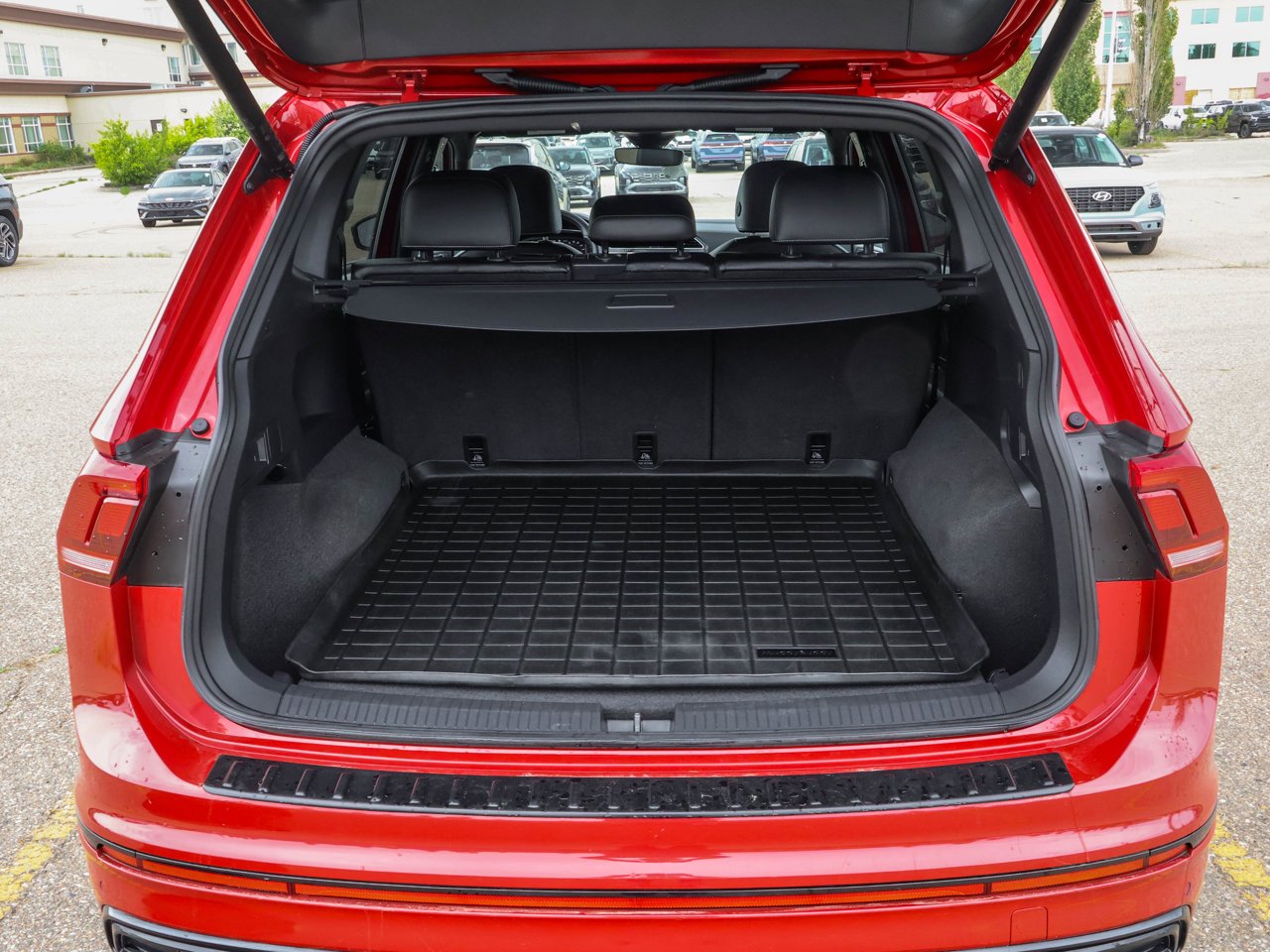 2024 Volkswagen Tiguan Comfortline R-Line Black Edition 4MOTION Red Sherwood Park - photo #8