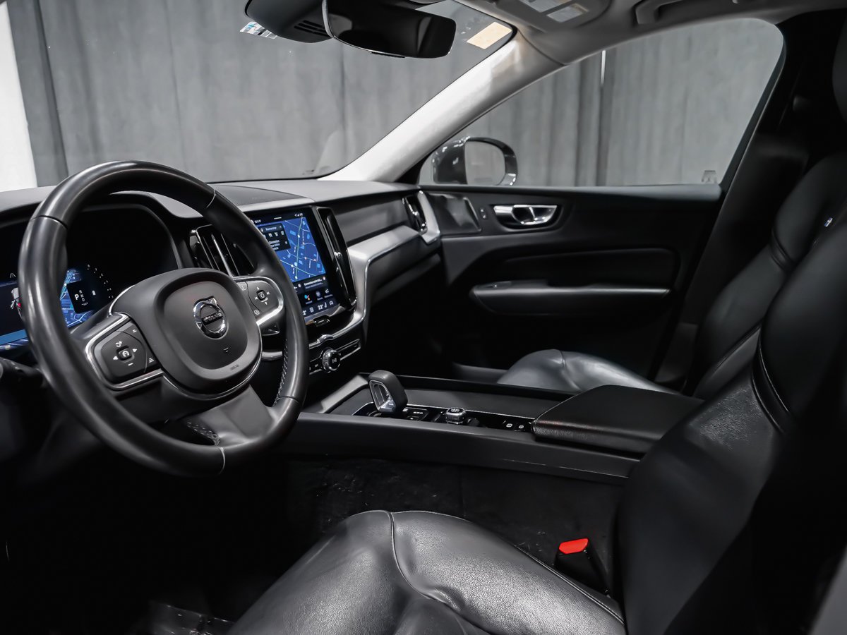Volvo XC60 B6 MOMENTUM 2022 Gris Montréal - photo #1
