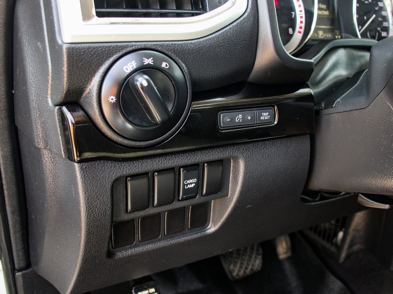 2017 Nissan Titan 4WD Crew Cab SV White Sherwood Park - photo #16