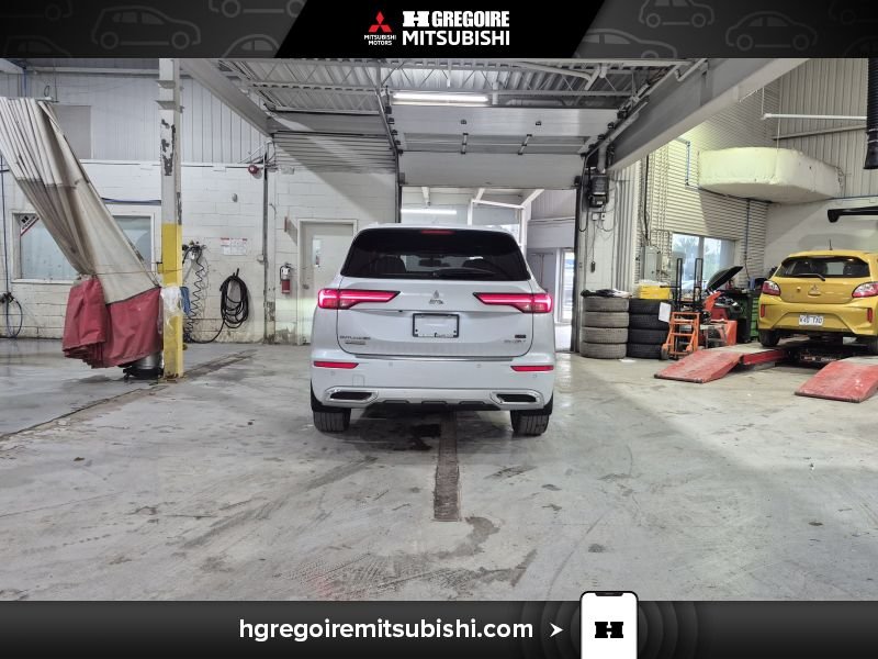 2023 Mitsubishi Outlander Plug-In Hybrid White Blainville - photo #7
