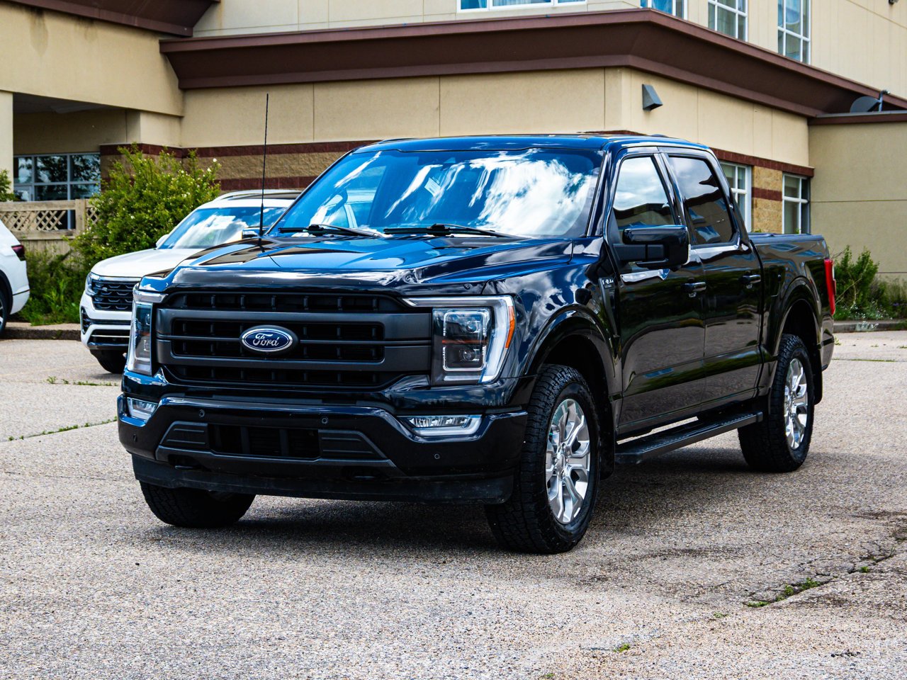 2023 Ford F-150 LARIAT 4WD SuperCrew 5.5' Box Black Sherwood Park - photo #3
