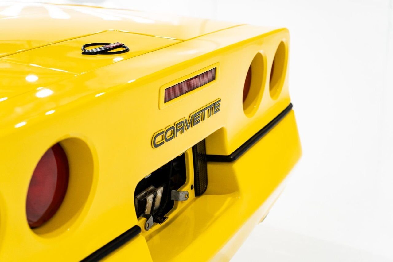 1986 Chevrolet Corvette Pace Car livery with only 17,380km (10,800miles) Yellow Montreal - photo #64